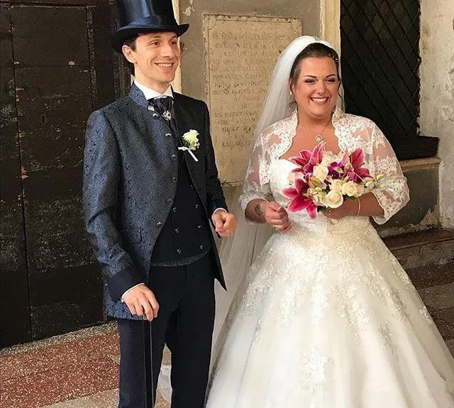 Бальное платье свадебное с пиджаком Свадебные платья сердечком со шлейфом