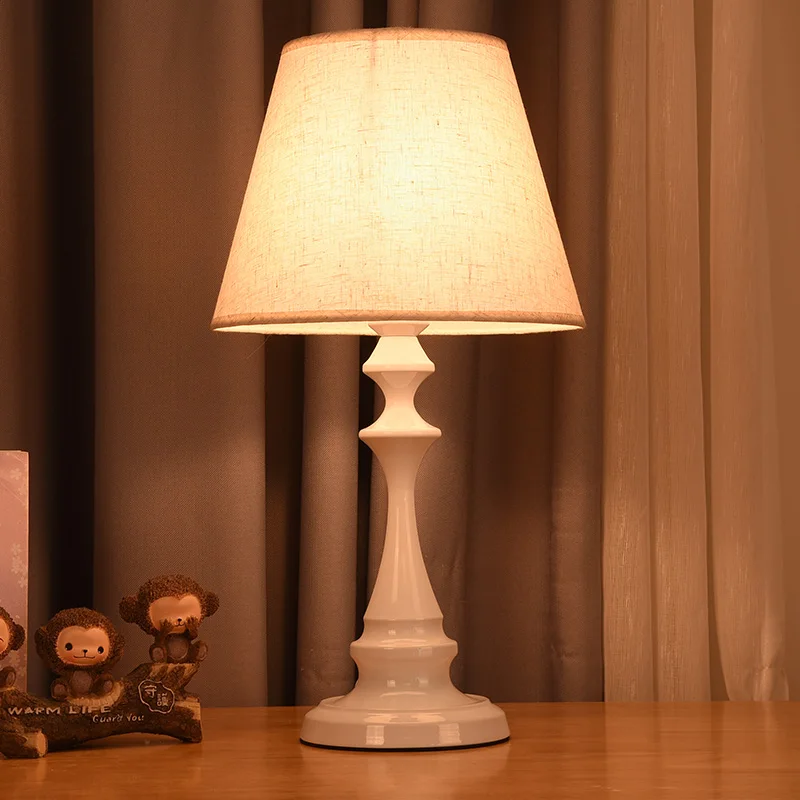 Современная прикроватная лампа для спальни, американский полотняный абажур, железная основа, лампа для гостиной, простая прикроватная настольная лампа для отеля - Цвет корпуса: E White base