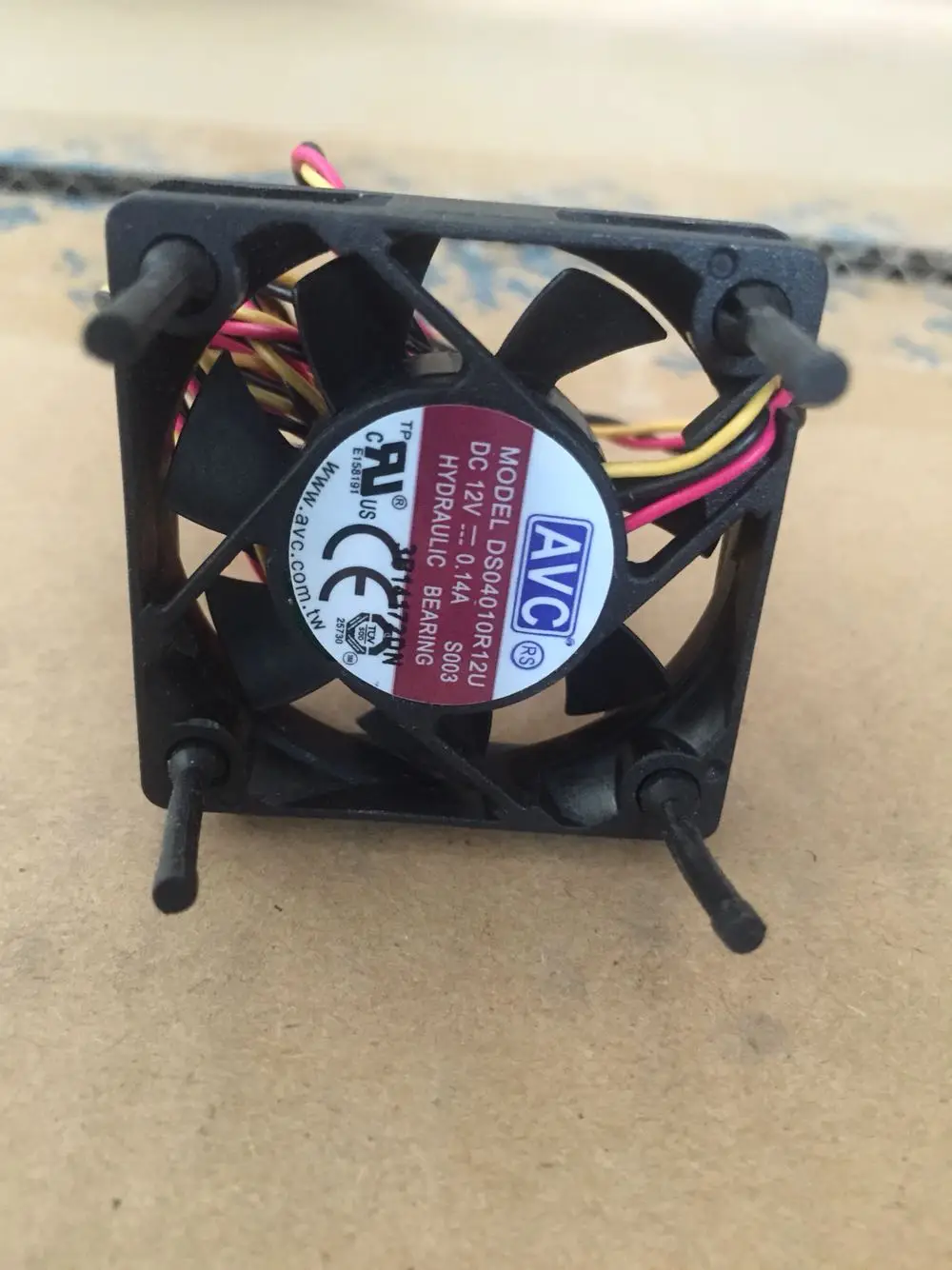 

3-проводной Вентилятор охлаждения сервера AVC DS04010R12U S003 DC 12 В 0.14A 40x40x10 мм