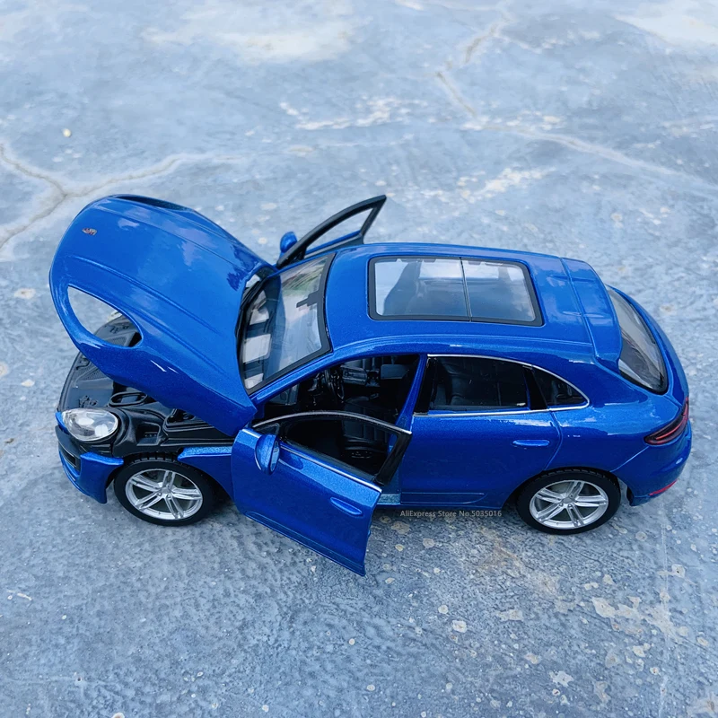 Модель автомобиля из металлического сплава Bburago 1:24 Порше Макан синего цвета
