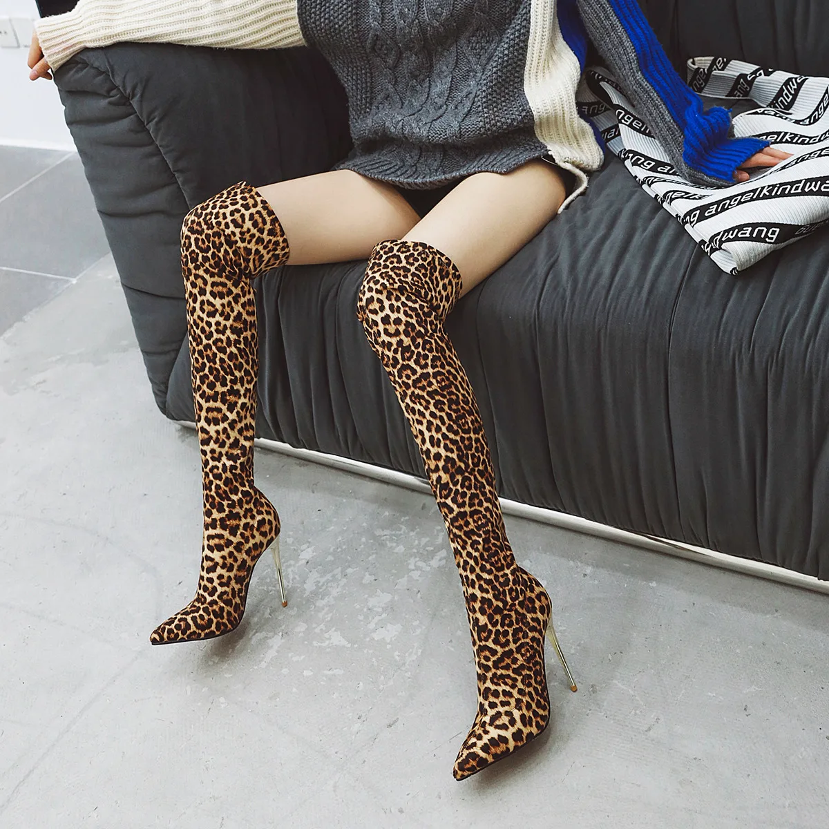 Оригинальное предназначение; пикантные леопардовые ботфорты выше колена; женские черные сапоги до бедра; Очаровательная обувь на высоком тонком металлическом каблуке с острым носком