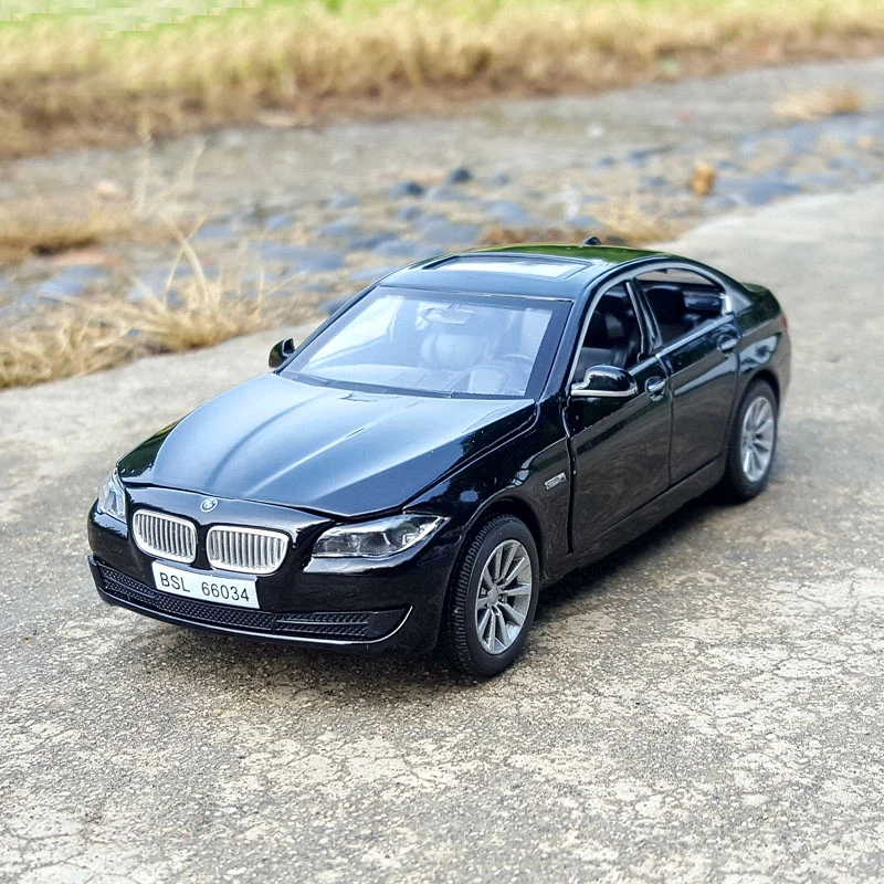 Модель автомобиля BMW 5 из металлического сплава имитация 1:32 инерционная качель