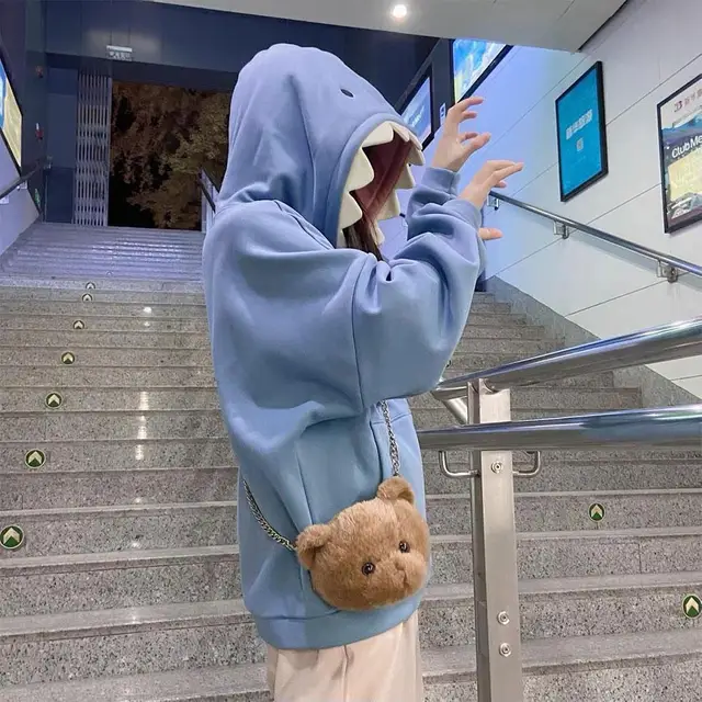 편안함과 스타일을 겸비한 재미있는 상어 패치워크 후드티