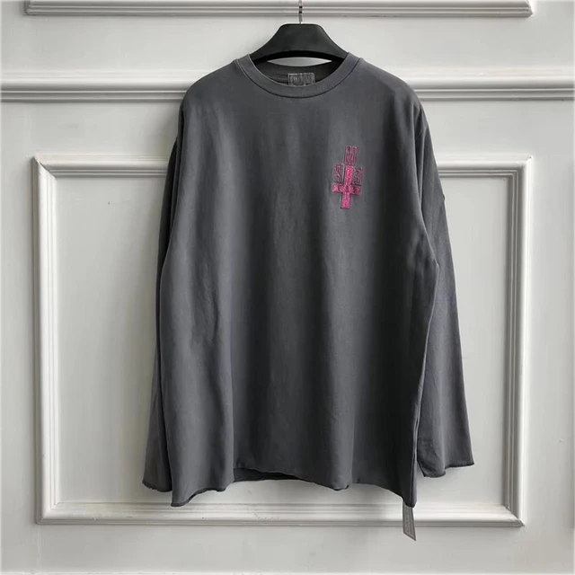 2020 C.E CAV EMPT 긴팔 티셔츠는 봄과 가을에 착용하기에 매우 적합한 캐주얼 스트리트웨어입니다.