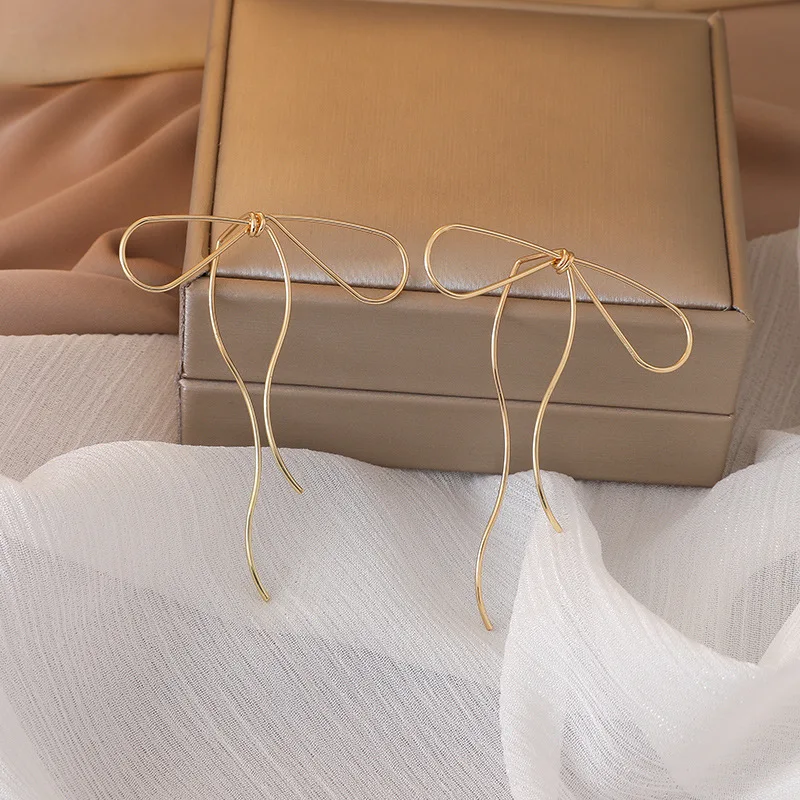 

2020 Korean Simple Design Golden Color Metal Line Hollow Bow Earrings Elegant Female Stud Earrings Fashion Jewelry Pendientes
