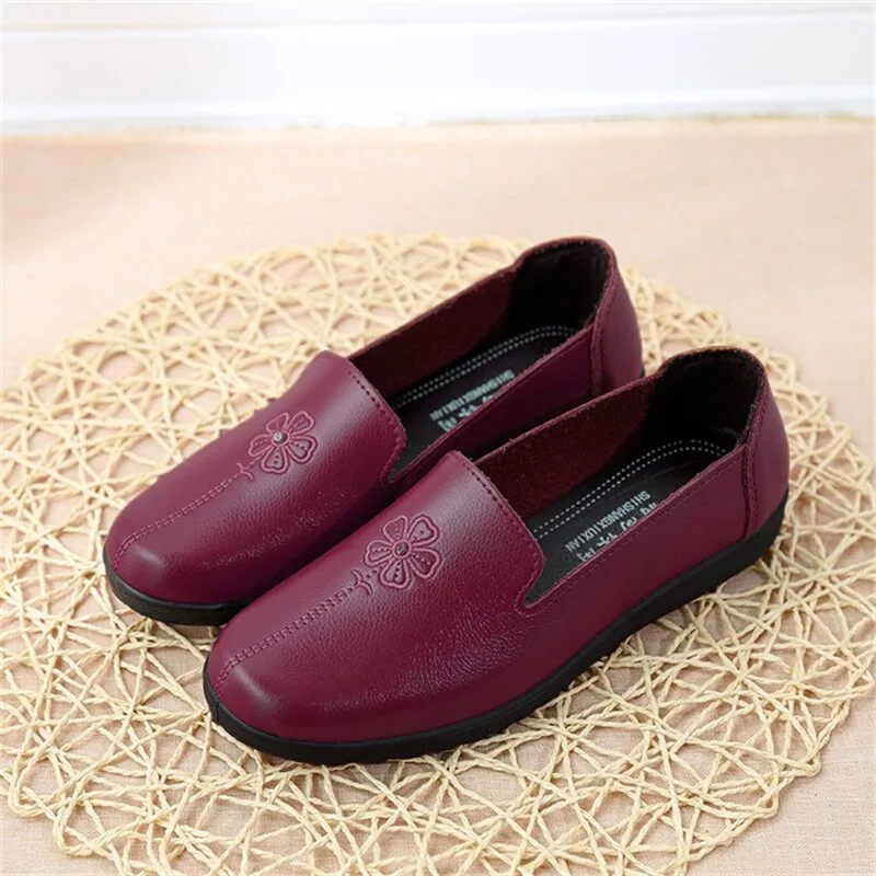 YAERNINew autumn pu leather women moccasins flat shoes embroidered moms flat shoes ballerina shoes casual shallow boat soft shoe