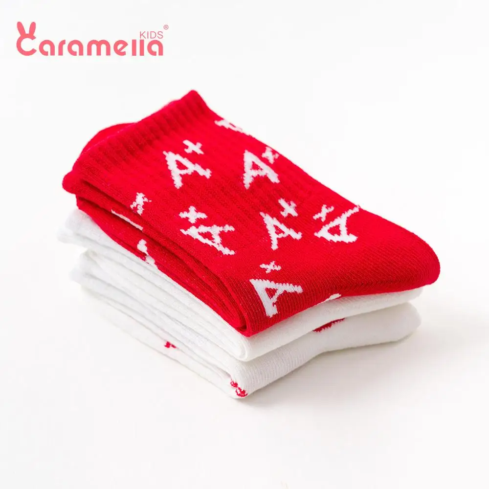 Caramella/3 пары, новинка года, детские носки хлопковые носки с забавными буквами А+ класса для студентов короткие Чулочные изделия белого и красного цвета для маленьких мальчиков и девочек