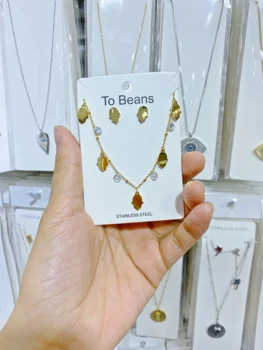 

2020 Palm Hand Gesture Pendant Necklace Choker Raise your Hand Jewelry Round Circle Necklace Birthday Gift Fashion Accessories