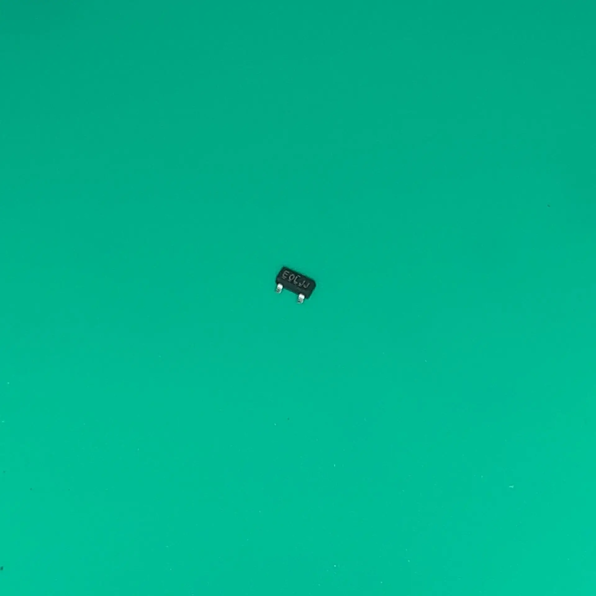 10 шт./лот IRLML6402GTRPBF SOT-23 1E E0LJJ IRLML6402G TRPBF MOSFET P-CH 20V 3.7A SOT23 P-канал 20-V (D-S) MOS irlfet ml6402gpbf |