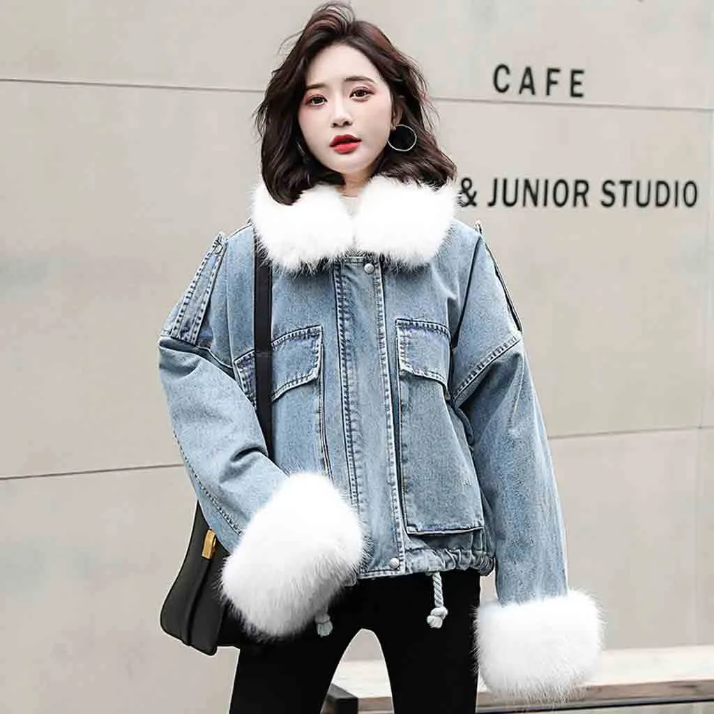 Белая джинсовая куртка зима 2020 женская мягкая с меховой подкладкой и меховым