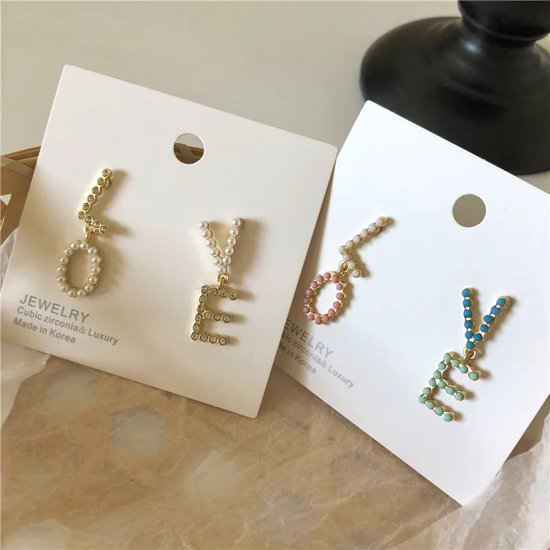 Южная Корея Горячие продажи новые дизайнерские украшения личности буквы любовь ассиметричные серьги полный бисер серьги для женщин подарок