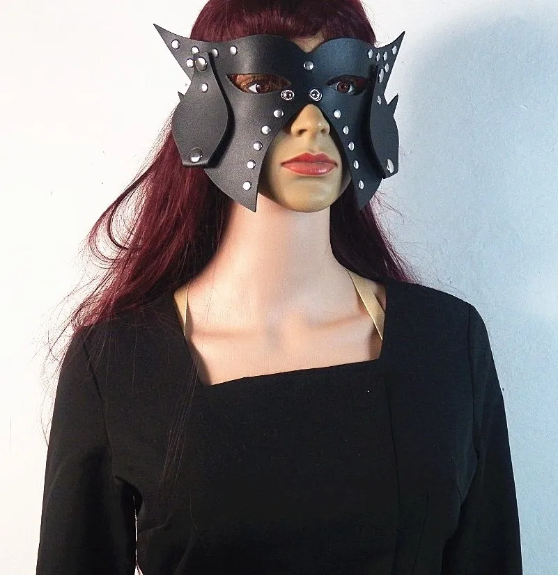 Маска на глаза мужская. Красная кожаная маска на глаза. Кожаная маска кошки женская. Повязка на глаза для ролевых игр. Маска бэтмена на глаза.