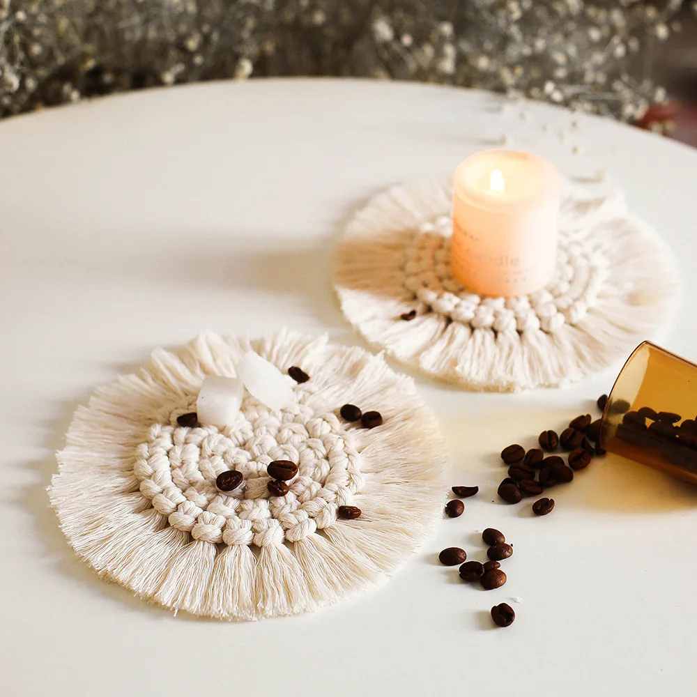2Pcs Macrame Untersetzer Set für Esstisch Dekor Handmade Coaster Tischset Mit Quasten Kaffee Weihnachten Küche Dekoration