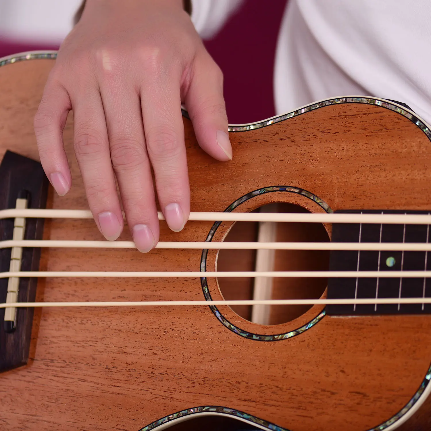 30 дюймов электрический бас укулеле Уке Sapele фанерный корпус Padauk гриф резиновые шнурки Встроенный тюнер Эквалайзер с аудио кабелем
