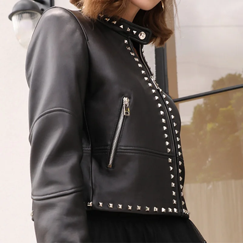 TWOTWINSTYLE черная Лоскутная куртка с заклепкой из искусственной кожи для женщин с круглым вырезом и длинным рукавом тонкая куртка Женская мода осень Новинка