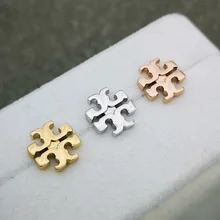 Циндао Европа и Америка аксессуары медные части просторное Гальваническое 18k золотой крестообразный логотип серьги-гвоздики Женские Простые