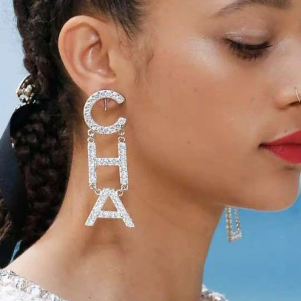 Новинка висячие серьги Стразы из сплава с надписью CHA для женщин украшения ушей