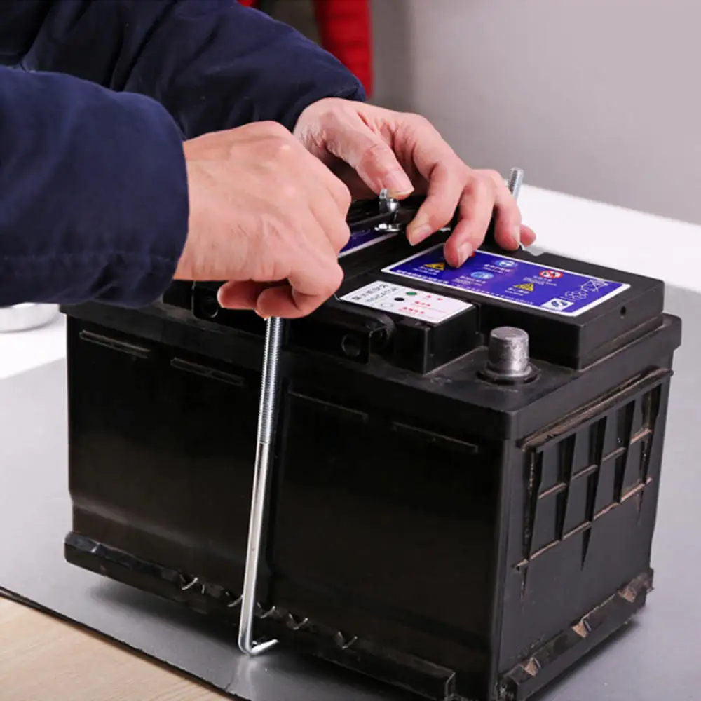 субару импреза аккумулятор. клеммы на аккумулятор лифан х60. фиксатор аккумулятора автомобиля. крепеж акб ваз 2114. прижим акб slk 230.