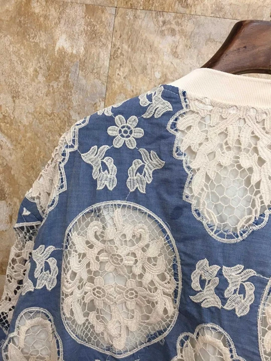 Новинка года; сезон осень-зима; Женская куртка ярких цветов со складками и рукавами; 1004 с вышивкой