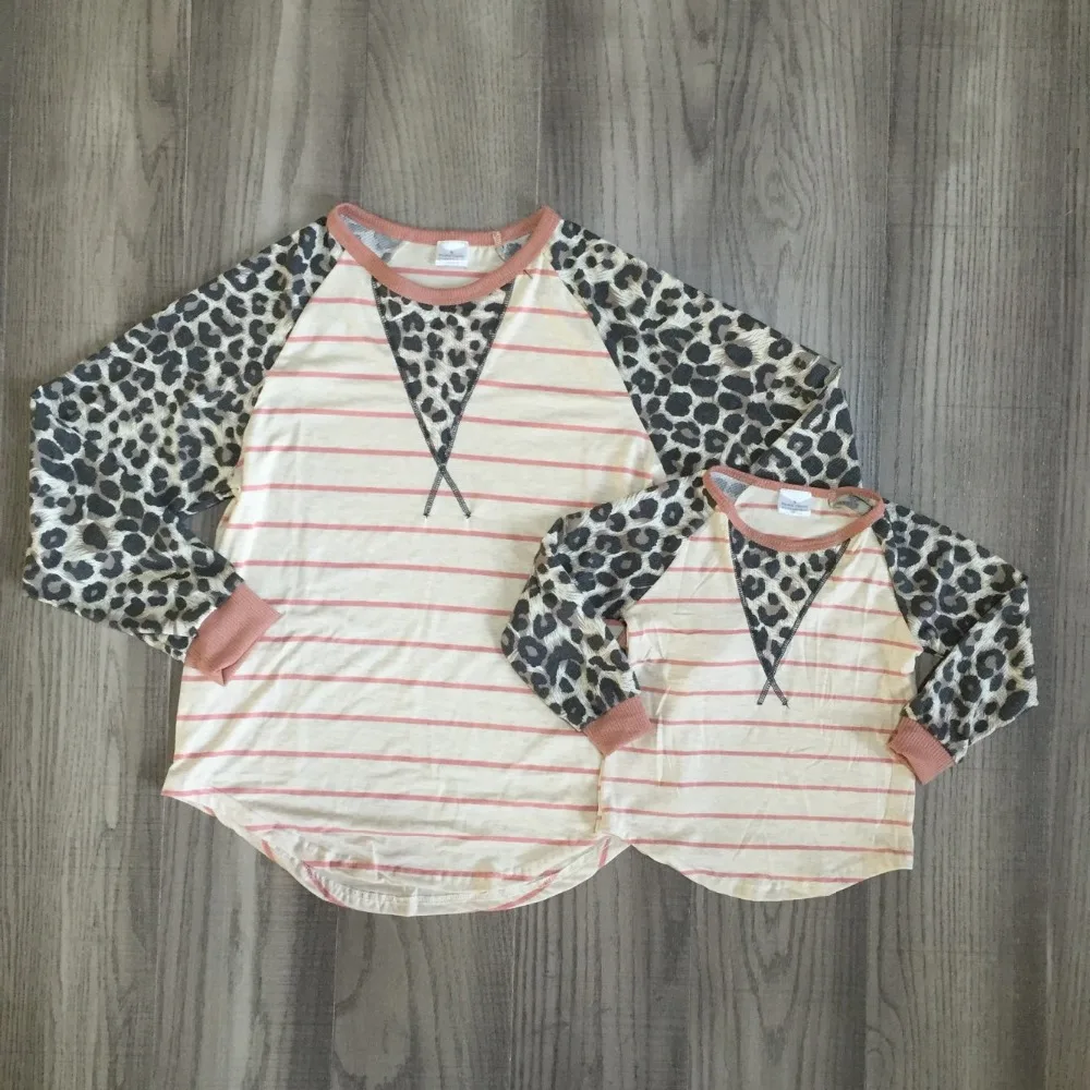 Весенне-зимняя хлопковая футболка с длинными рукавами для маленьких девочек детская одежда в полоску с леопардовым принтом «mommy& me» молочный шелк