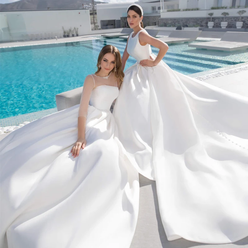 

Атласное свадебное платье с открытой спиной, длинным рукавом и бисером