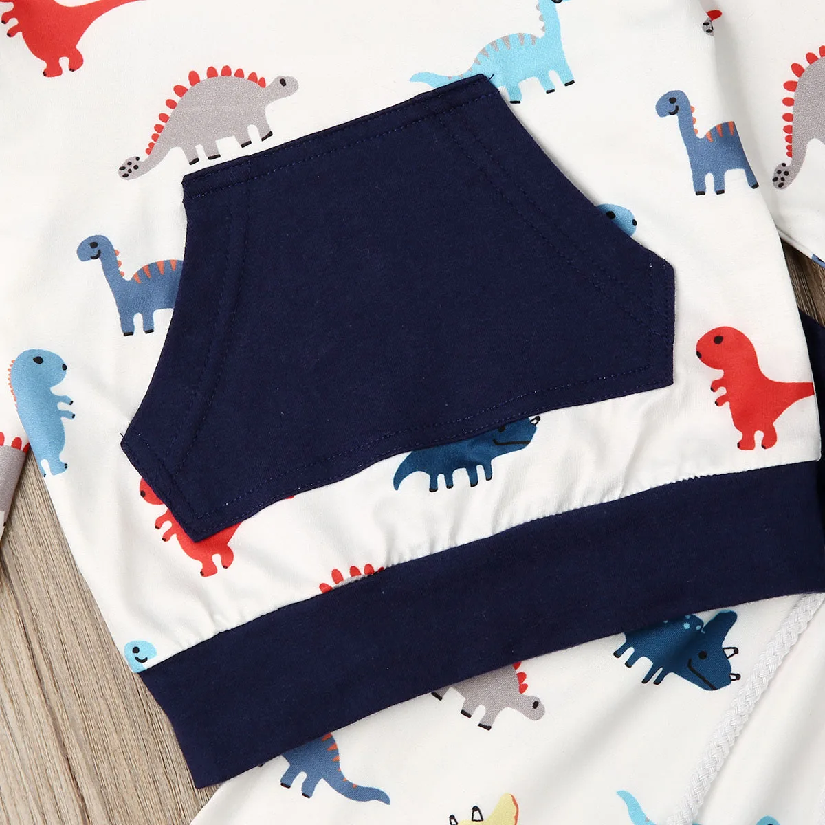 Коллекция года, весенне-осенняя одежда для малышей Одежда для маленьких мальчиков и девочек топ с капюшоном и динозавром+ леггинсы комплект из 2 предметов, одежда с карманом для детей возрастом от 0 до 24 месяцев