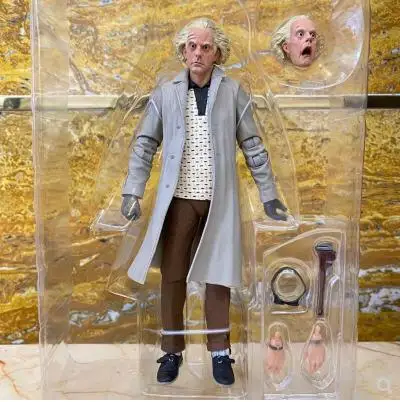 백 투 더 퓨처의 상징적인 닥터 브라운과 마티 맥플라이가 놀라운 액션 피규어로 부활!