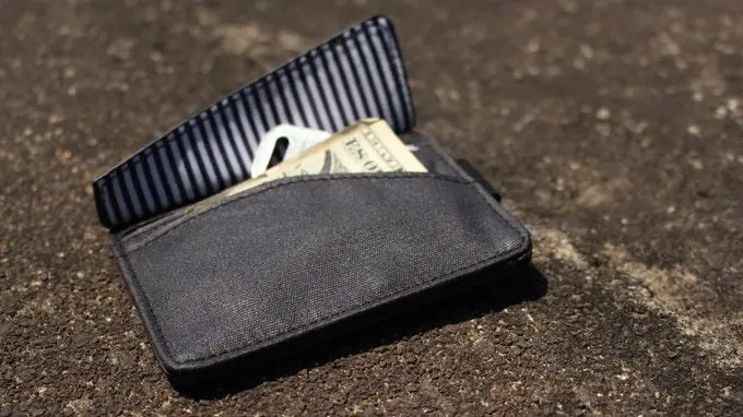 

Hot Sales Small Purse Genuine Leather Card Bag Large Capacity Wallet with Stud Wallet Card Holder