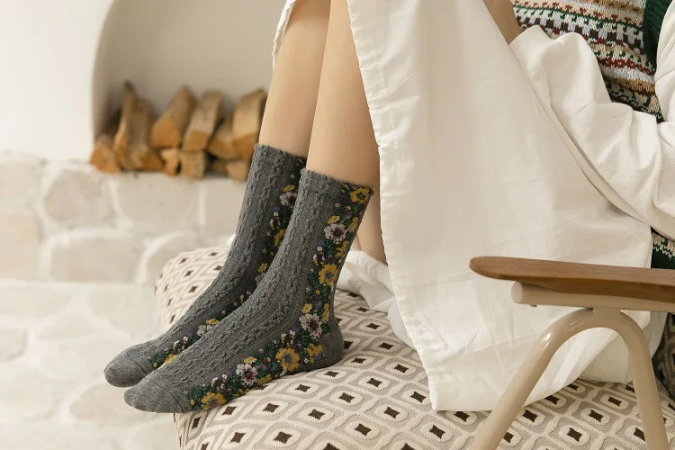Новые осенние зимние национальные Цветочные Носки для женщин индивидуальные носки для девочек женские черные белые носки