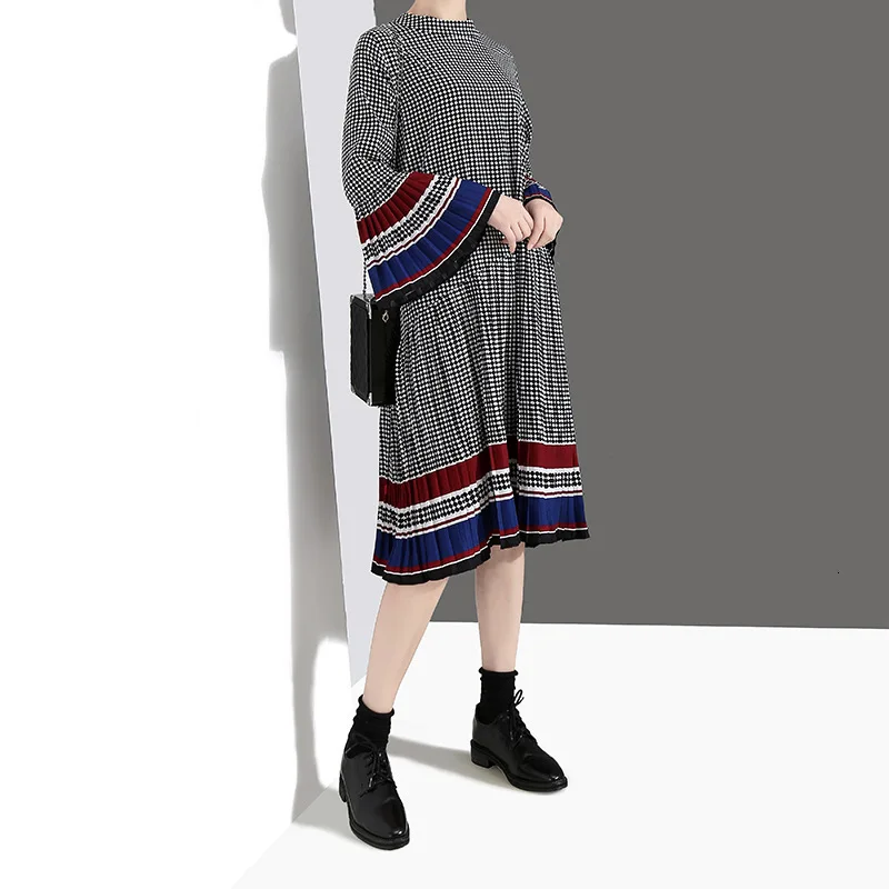 [EAM] Новое весенне-летнее свободное платье со стоячим воротником с расклешенными рукавами клетчатый гофрированный подол Женская мода JO187