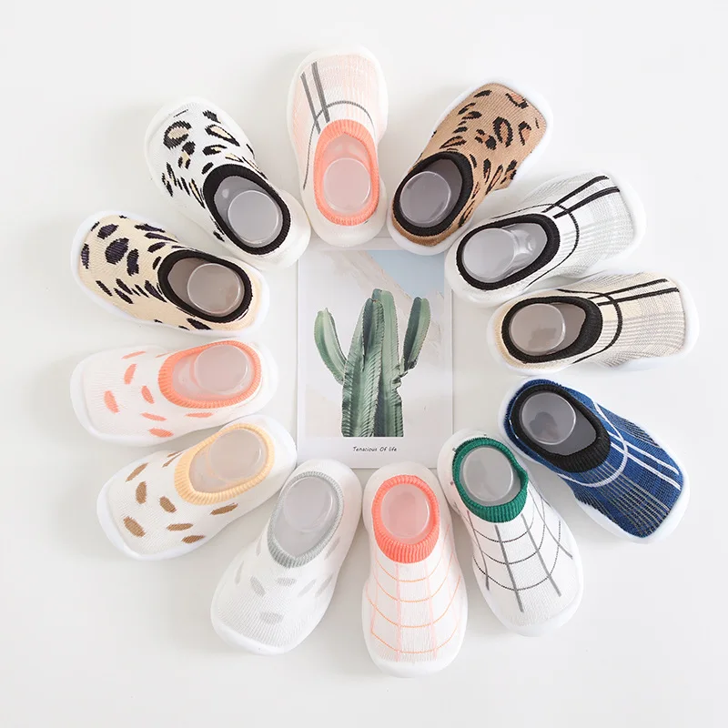 Zapatos de bebé con goma suave para niña y niño, calcetín antideslizante para primavera y verano