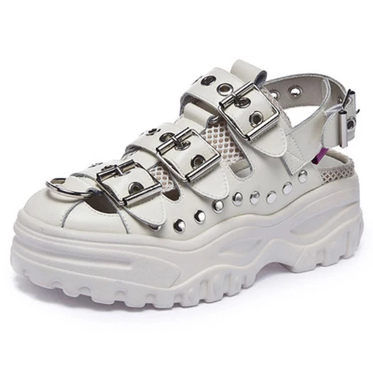 Бежевый Танкетке Flatform высокое качество заклепка Rock Stud туфли кроссовки дизайнер сандалии женщины на платформе роскошь Harajuku закрытый носок гладиатор квартира Лето - Цвет: Бежевый