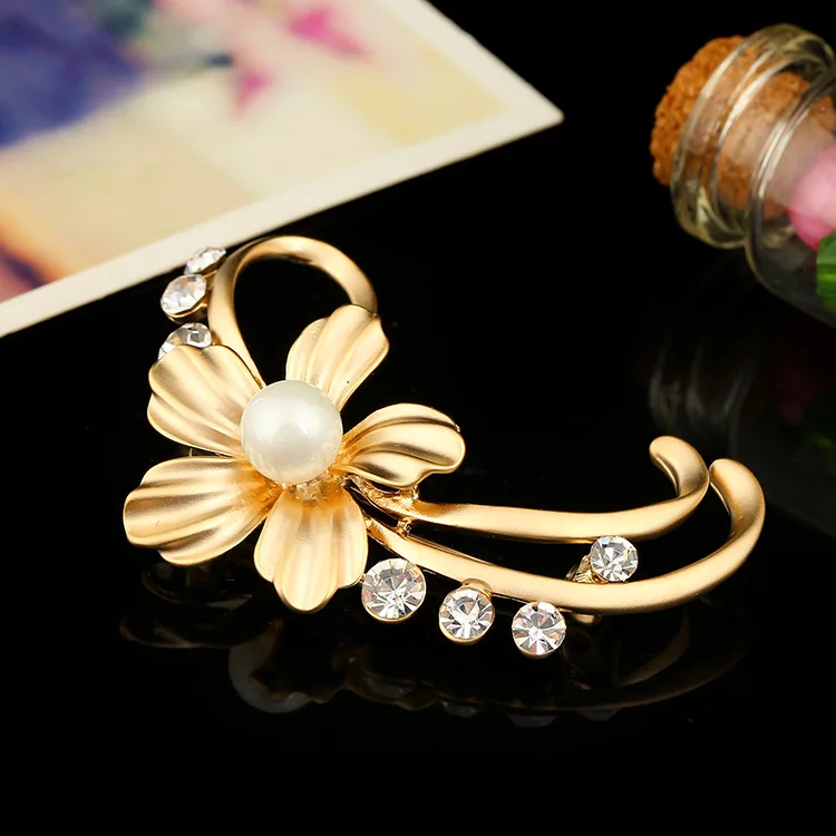 

Crystal Rhinestone Flower Brooch for women Wedding party clothing accessories Elegant Lady Casual Jewelry