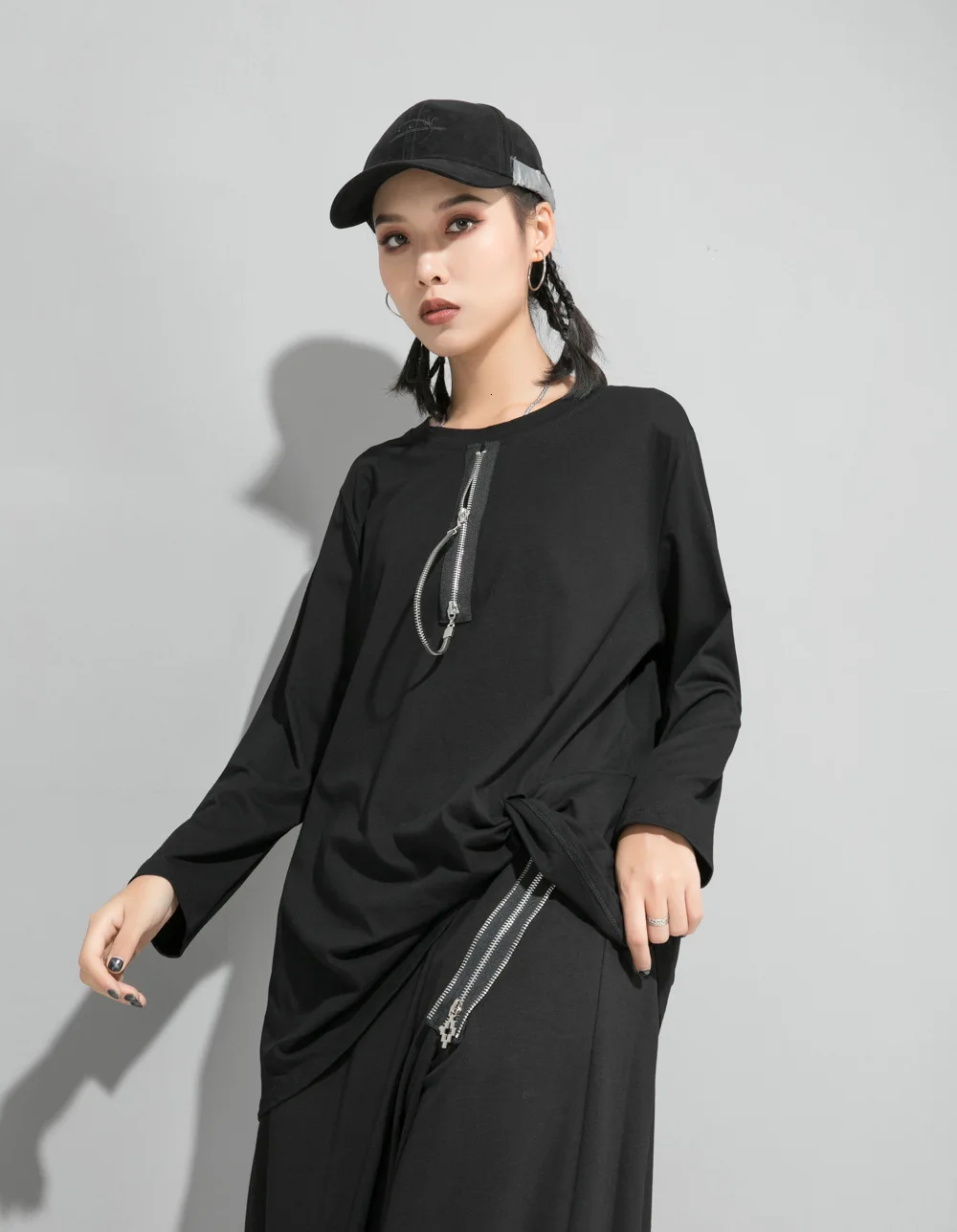 [EAM] Женская Черная свободная футболка на молнии с разрезом, новая модная футболка с круглым вырезом и длинным рукавом, весна-осень, 1D730