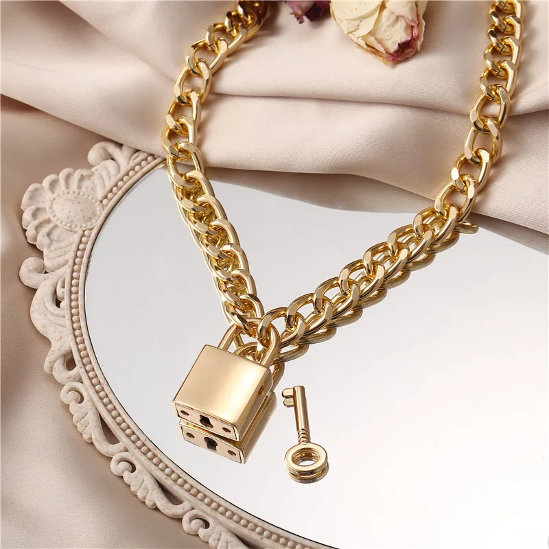 LOUIS VUITTON 18K Yellow Gold Padlock Cadena Key Pandantif Lockit Necklace  CHAT-739, Other