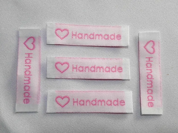 White with pink 150 шт/партия, нашивные ярлыки для одежды, ручная работа, с любовью, 15x60 мм, с подогнутыми концами, металлические свадебные вышитые этикетки - Цвет: White with pink