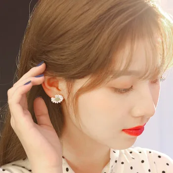 

Personalized & Creative Flowers Ear Rings Hipster Girl'S Little Daisy Ear Stud Earrings South Korea Versatile Elegant Earrings