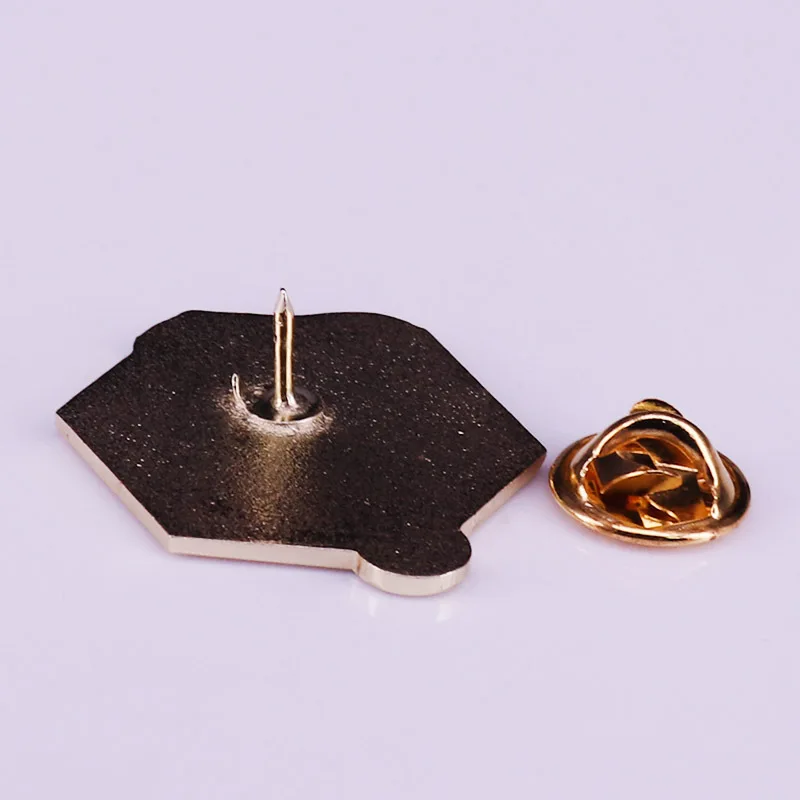 Рисунок 5 - Эмалированная брошь с блестками для косплея