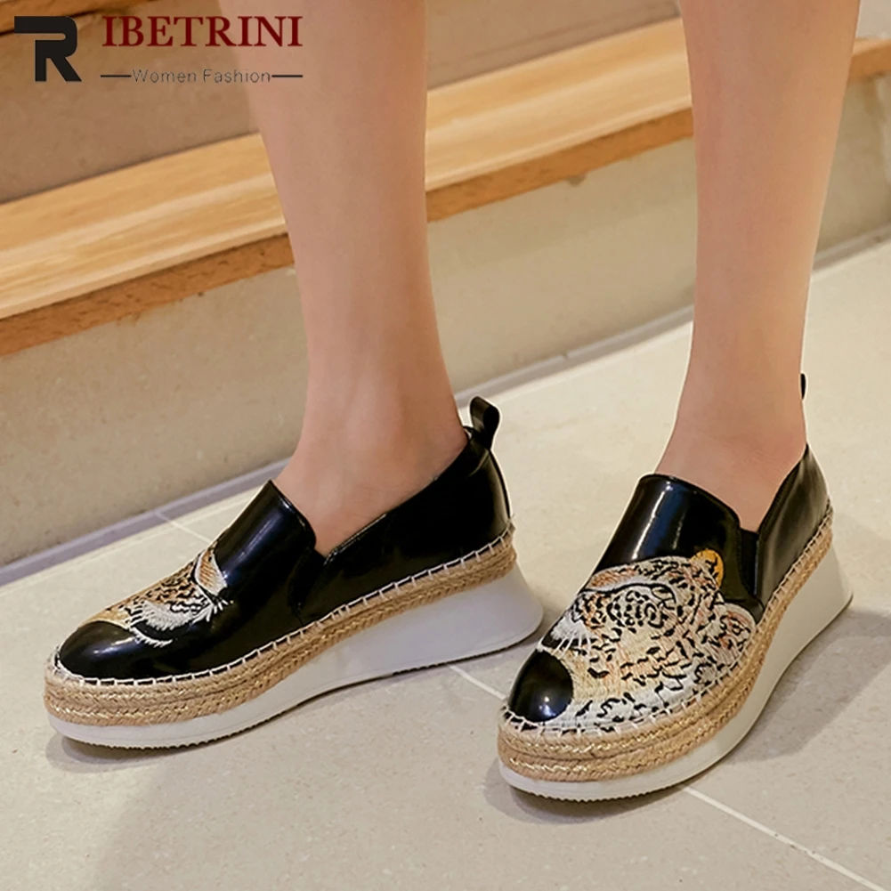 

RIBETRINI Brand New Spring Fashion Embroider Shoes Woman Cool Patent Leather Flats Women Casual Flat Platform Loafers