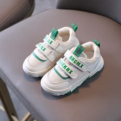 Baskets en maille respirante avec lettres imprimées pour enfants, chaussures à semelles souples, petites chaussures blanches décontractées pour garçons, printemps et automne 