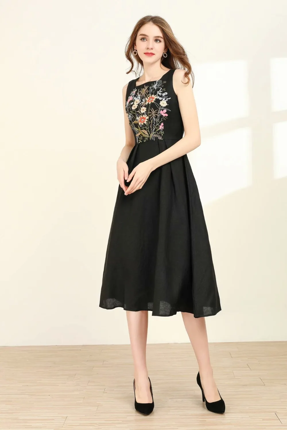 Летнее женское платье высокого качества с цветочной вышивкой без рукавов Модное Элегантное льняное черное платье B309