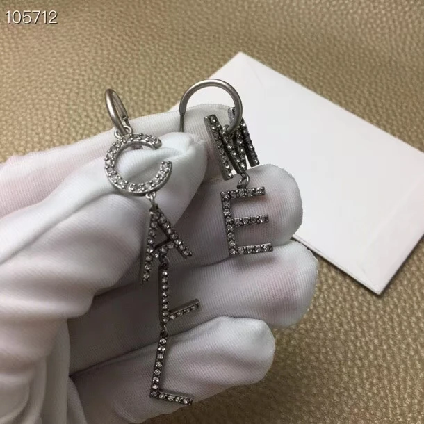 Модные футболки с буквами и асимметричные серьги