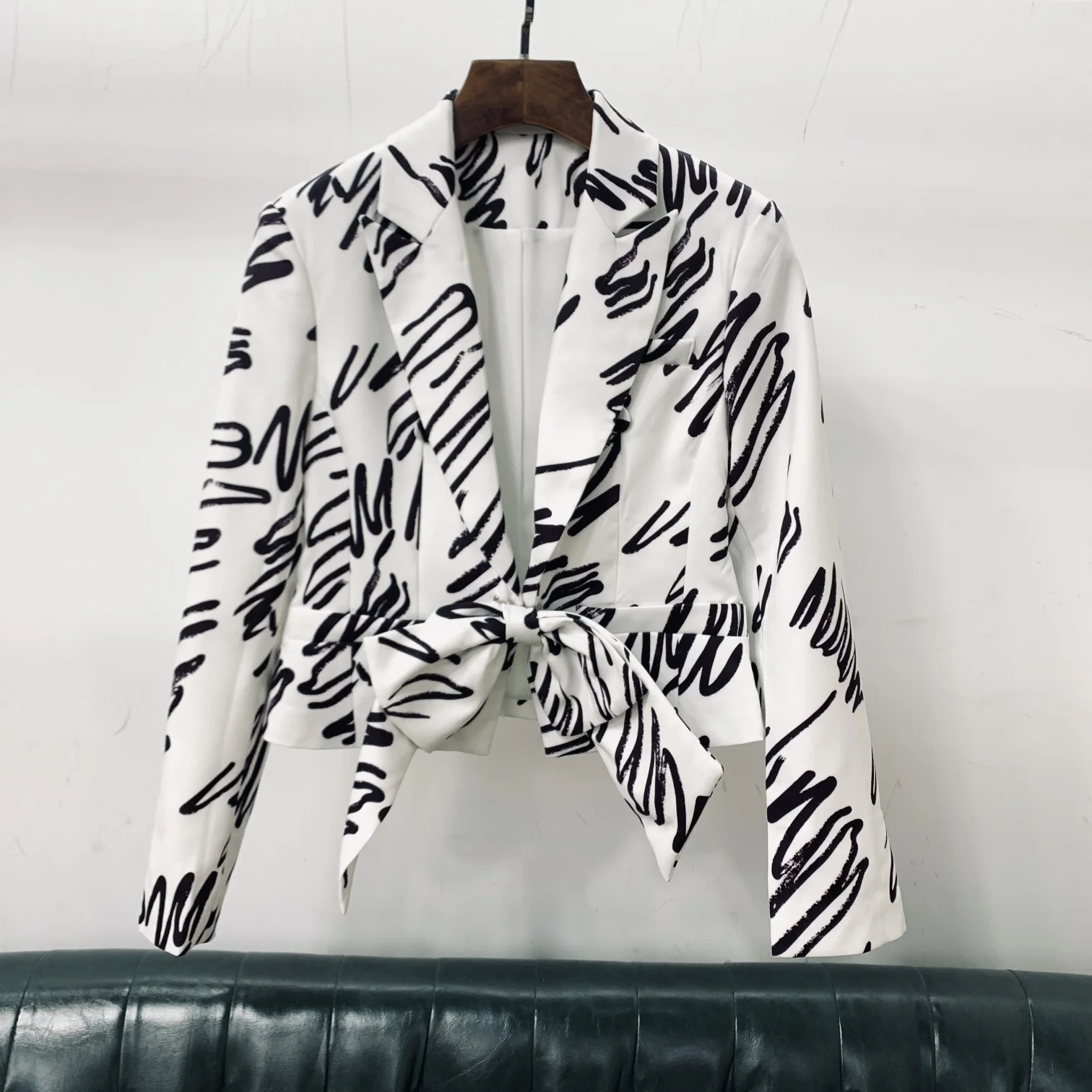 

2019 new white short blazer black printing and bowed waisted blazer for ladies and femme