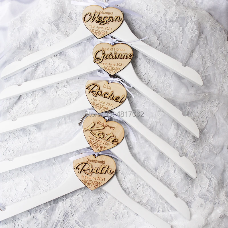  Percha de boda personalizada para novios y novios, colgador de  boda grabado, regalo de dama de honor, regalo de niña de las flores  (colgador blanco para mujeres) : Hogar y Cocina