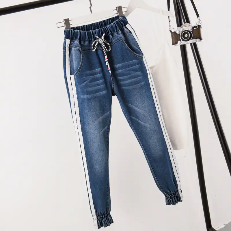 calça jeans apertada na canela