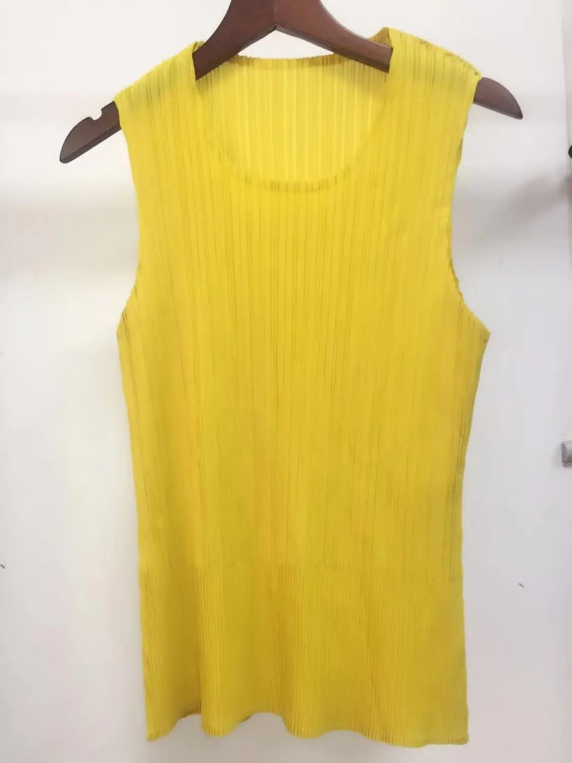 Women Tops Summer New Elastic Miyake Pleated Round Neck Sleeveless Solid Color All-Matched Vests Female - Цвет: yellow