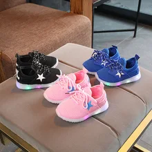 Nowe dziecięce siatkowe trampki buty dla chłopców dziewczęce buty LED lekkie buty oddychające buty z siatką świecące buty tanie tanio 7-12m 13-24m 25-36m 3-6y 7-12y CN (pochodzenie) Cztery pory roku Unisex RUBBER Pasuje prawda na wymiar weź swój normalny rozmiar
