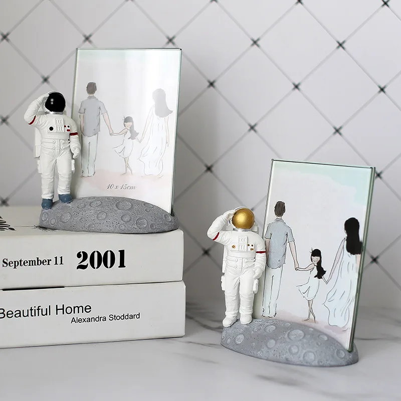 

6 Inch Creative Astronaut Photo Frame Resin Figure Ornaments Glass Frames Grey Moon Base Nightstand Desk Decor Home Decoration