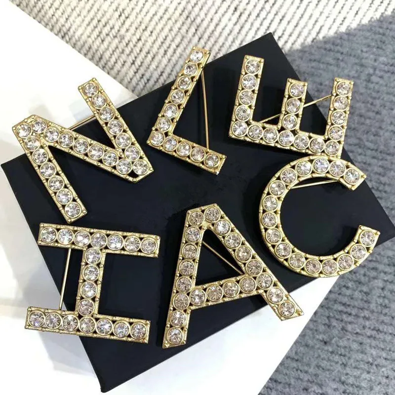 Модные ювелирные изделия дамы брошь письма небольшой аромат ветер Шарм булавка