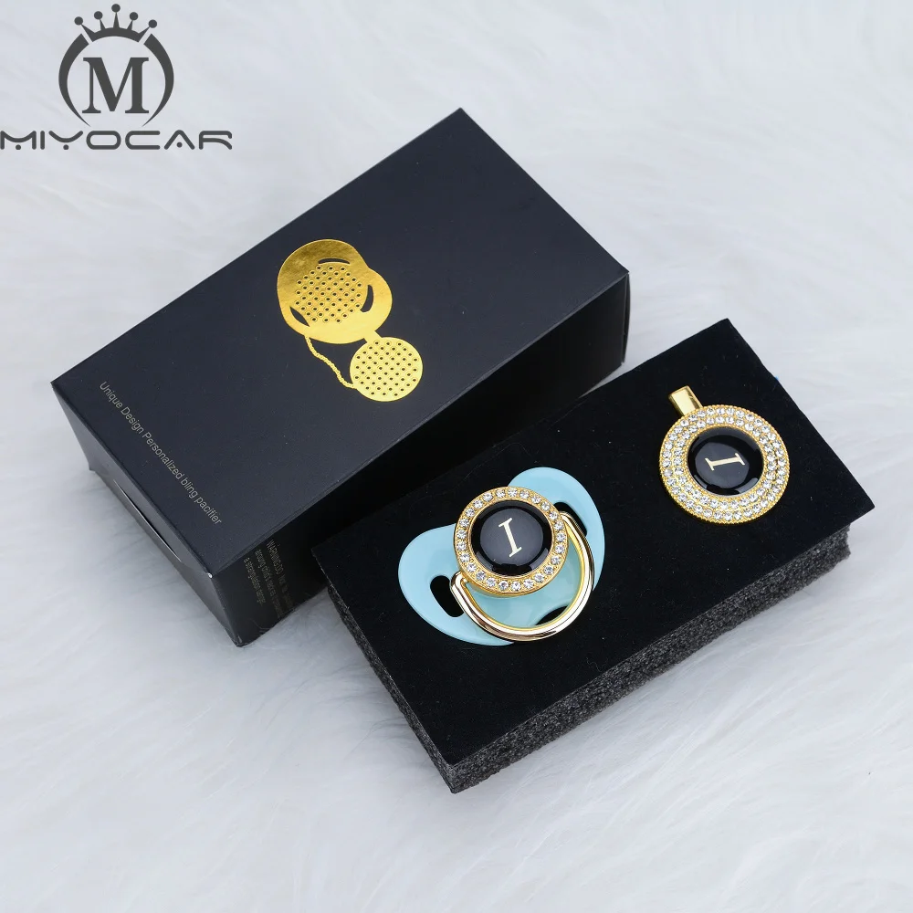 Chupeta e Chupeta Bling Bonito Clipe Conjunto Nome Iniciais Letra i Original Bpa Livre Manequim Design Exclusivo li 22 Estojos e corrente p chupetas